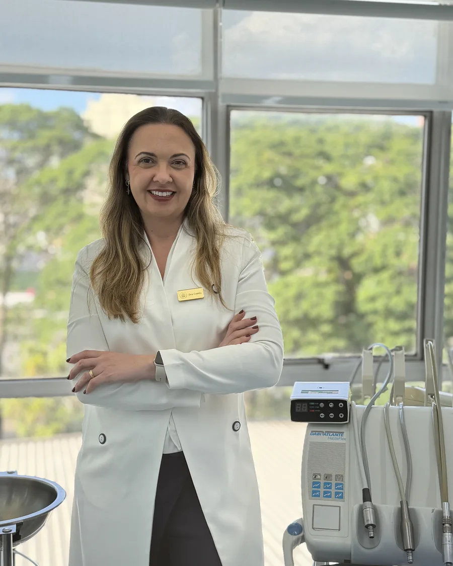 Dra. Camila Brunherotto Ferrarezi na sala de atendimento