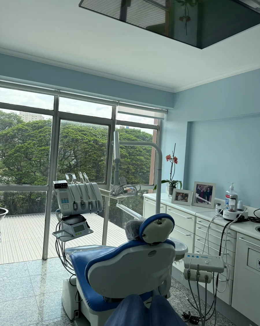 Consultório com janela ampla
