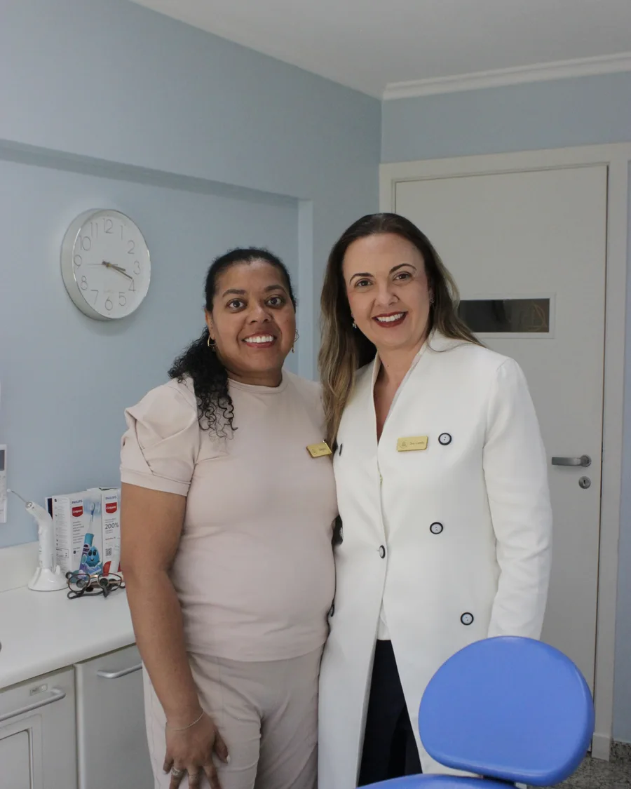 Dra. Camila Brunherotto Ferrarezi com a auxiliar