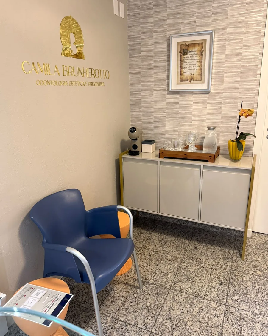 Recepção da clínica, com a marca na parede